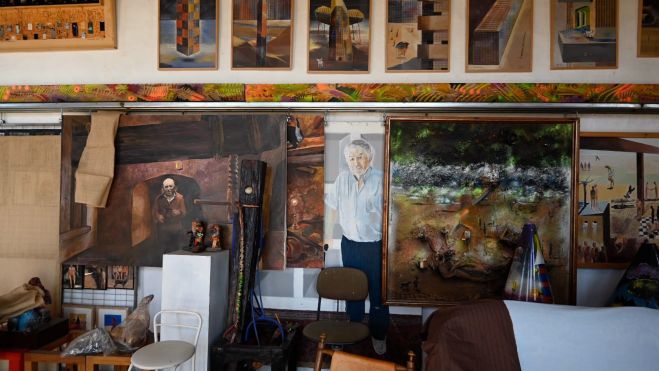 Cuenta López Casado que las obras que habitan su taller son restos de exposiciones. SAÚL ARÉN Cuenta López Casado que las obras que habitan su taller son restos de exposiciones. SAÚL ARÉN