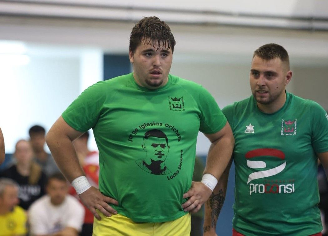 Varios luchadores lucieron camisetas en memoria de Jorge Iglesias, como Canario II, en la foto con Morín II / FERNANDO OTERO