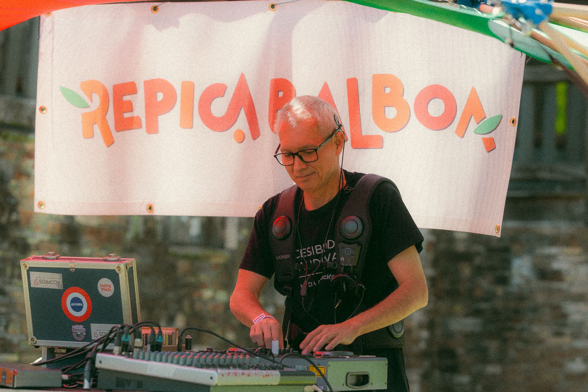 DJ con el implante de la mochila para que las personas sordas disfruten de la música.