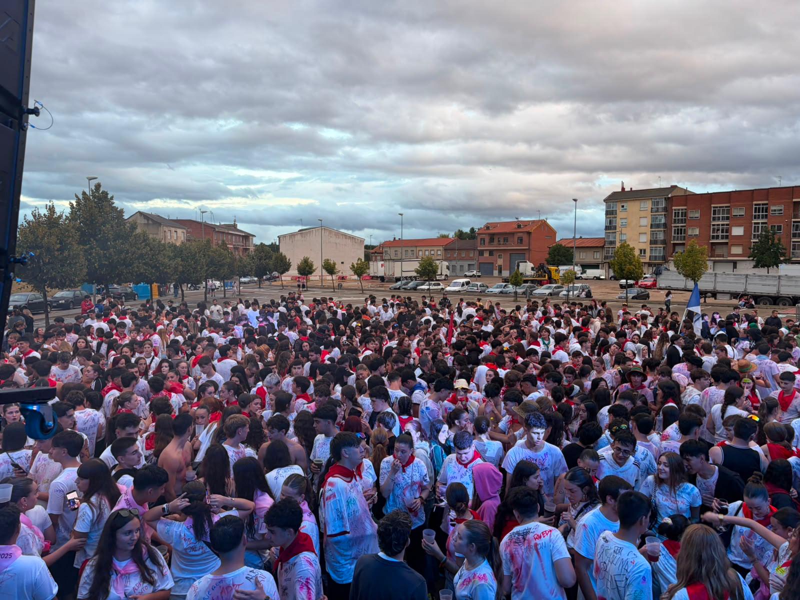 Concentración de peñas este lunes en el parking de San Roque. | L.N.C. Concentración de peñas este lunes en el parking de San Roque. | L.N.C.