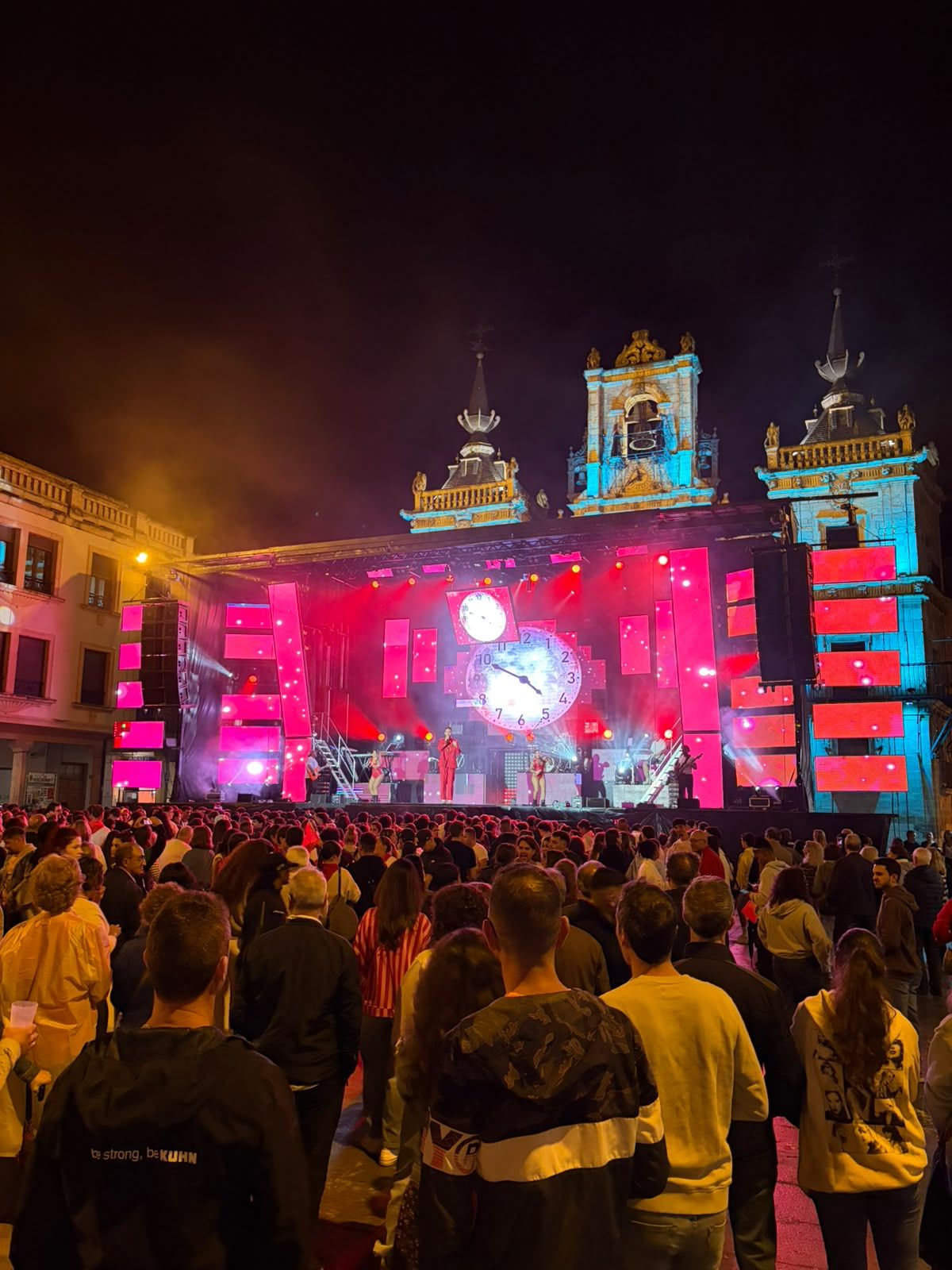 Noche de verbena en la plaza Mayor este pasado lunes. Noche de verbena en la plaza Mayor este pasado lunes.