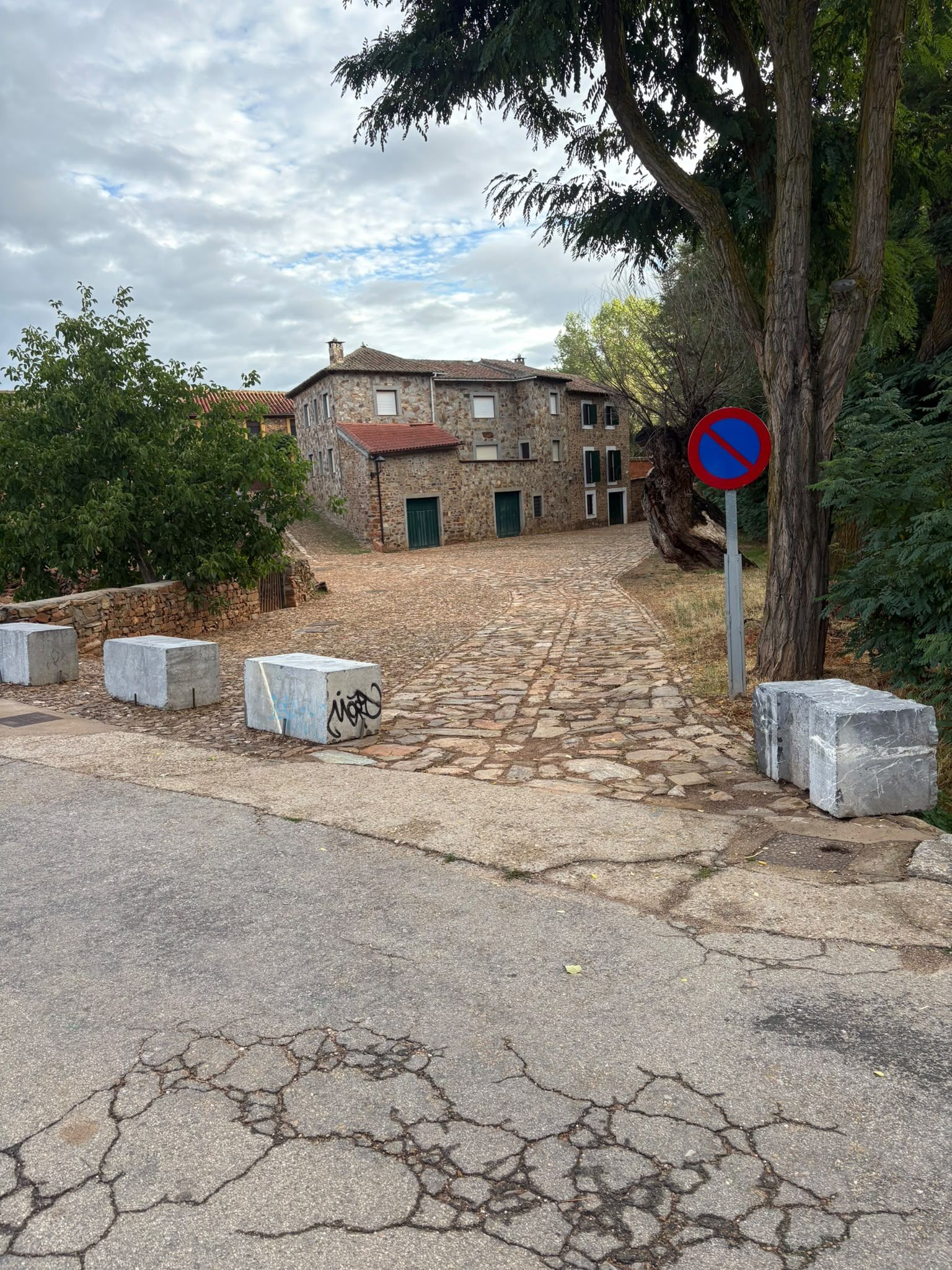 El camino de entrada a Castrillo de los Polvazares se encuentra abierto. | L.N.C.