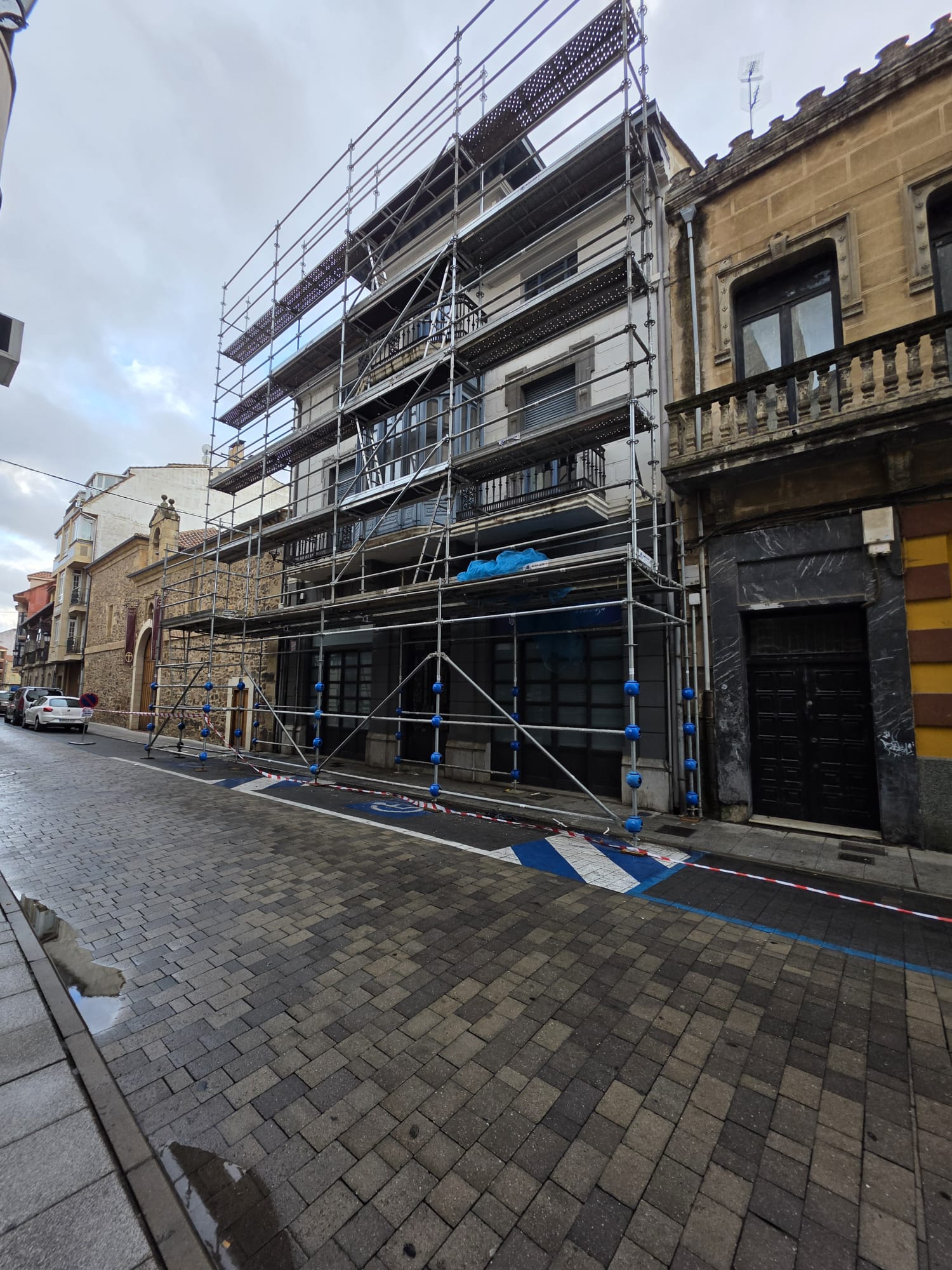Obras de restauración en la fachada de la Casa de Doña Josefina. | L.N.C.