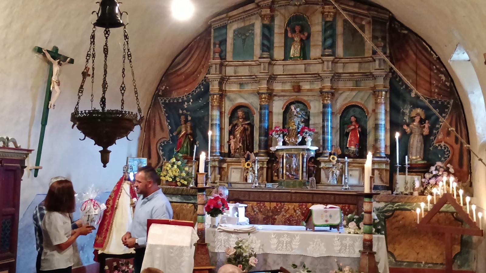 El diputado de Cultura, Arte y Patrimonio en la bendición e inauguración del nuevo manto. 