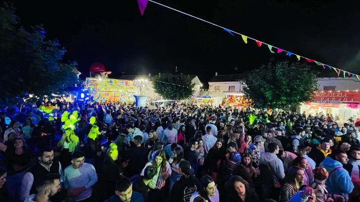 Fotografía de una de las verbenas celebradas en Villamanín por San Juan Degollado. | FIESTAS VILAMANÍN