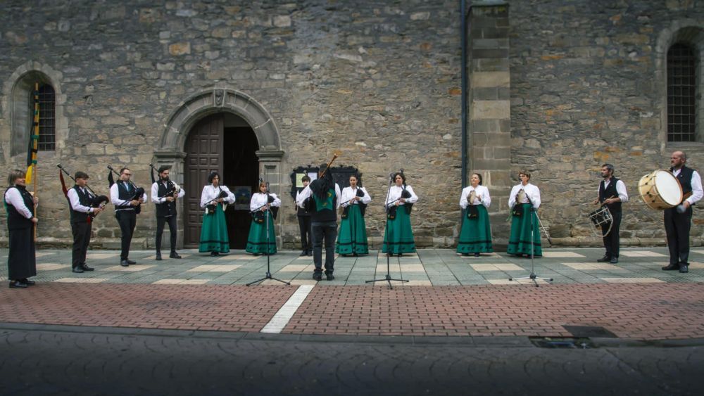 Banda de Gaitas de Vega de Espinareda en una de sus actuaciones en este festival.