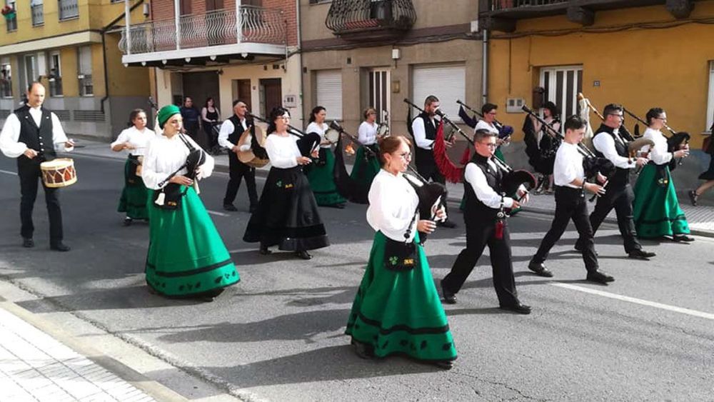 Banda de Gaitas de Vega de Espinareda en una de sus actuaciones en este festival. Banda de Gaitas de Vega de Espinareda en una de sus actuaciones en este festival.