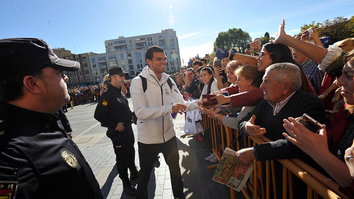 Pepe firma autógrafos a los aficionados. | DANIEL MARTIN Pepe firma autógrafos a los aficionados. | DANIEL MARTIN