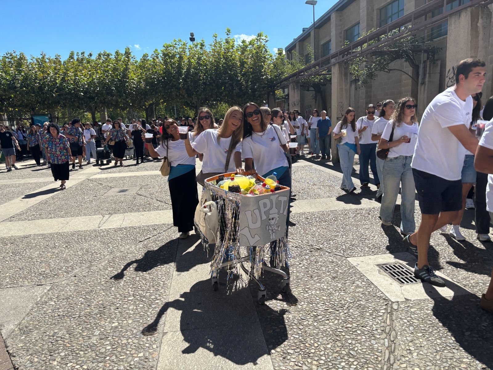 Concentración de peñas del año pasado en la zona alta de Ponferrada. | JAVIER FERNÁNDEZ Concentración de peñas del año pasado en la zona alta de Ponferrada. | JAVIER FERNÁNDEZ