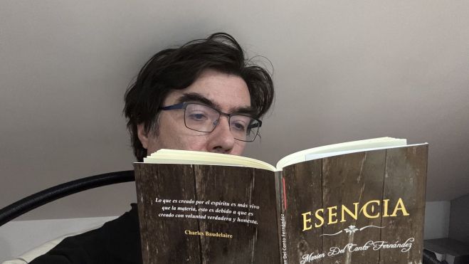 Ruy leyendo el libro de Marien.