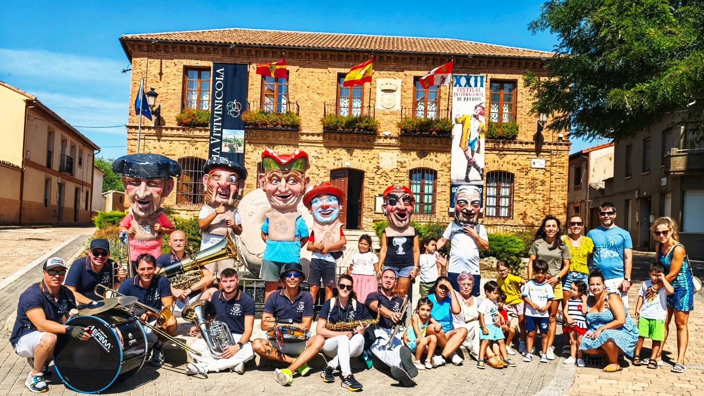 Los cabezudos son otro fijos de estos días festivos en Gordoncillo. |  L.N.C.