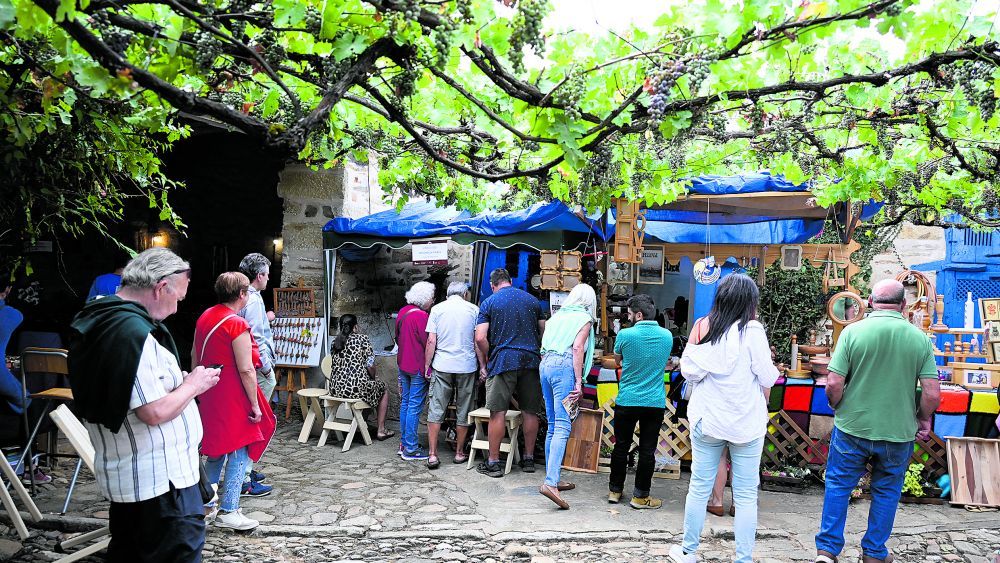 Santa Colomba abre la puerta a tres días de arte y artesanía. |  SAÚL ARÉN