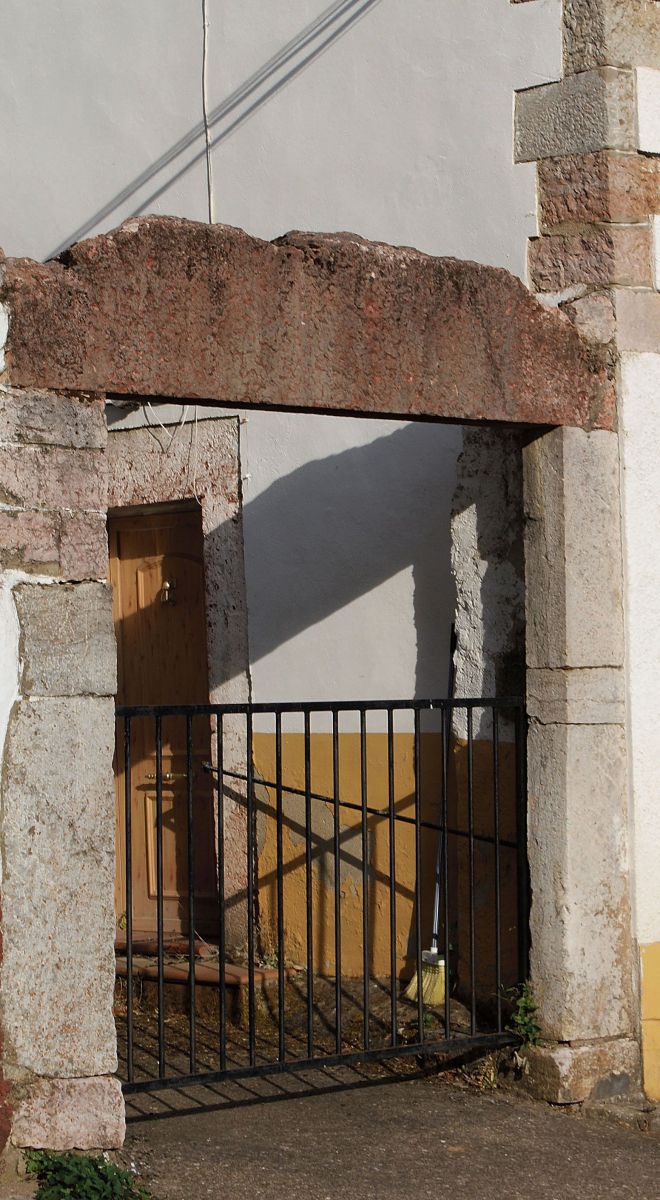 Entrada de ‘carruajes’ a la ropería en Beberino. MARTÍN MUÑOZ Entrada de ‘carruajes’ a la ropería en Beberino. MARTÍN MUÑOZ
