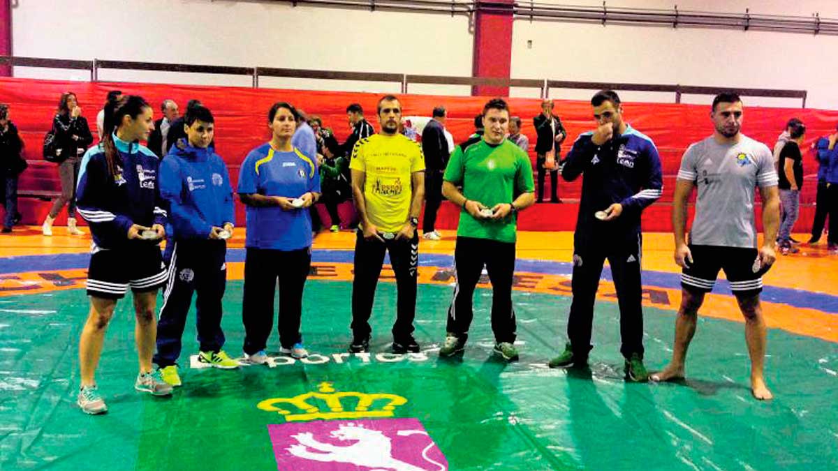 Los campeones provinciales de 2015. Noelia, Miriam, María Rubiera, Ibán, Moisés y los hermanos Pérez, Sergio  y Samuel.