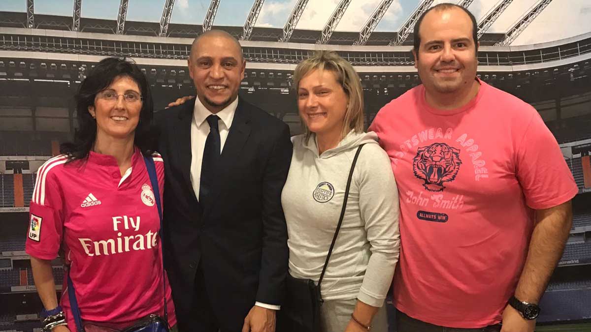 Roberto Carlos se hace una foto con unos aficionados. | L.N.C.