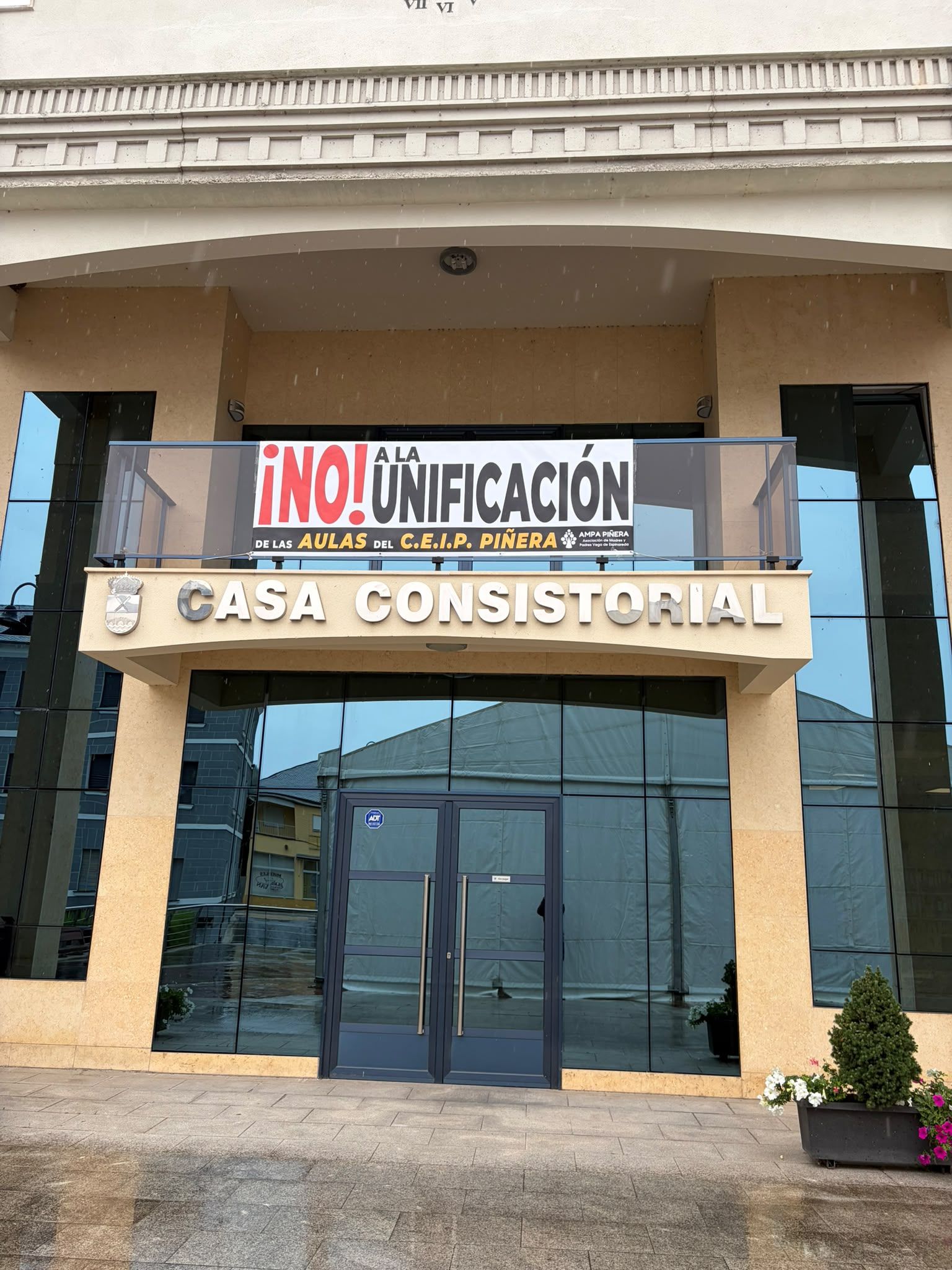 Pancarta colocada en la Casa Consistorial de Vega.