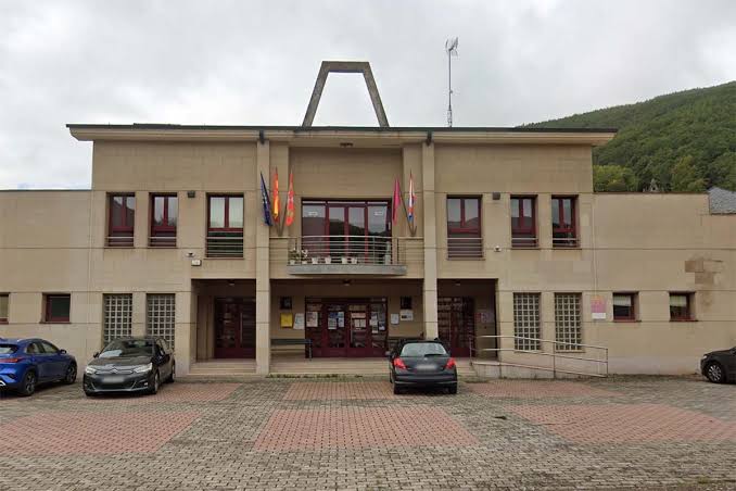 Ayuntamiento de Igüeña, donde se ubica el juzgado de paz.