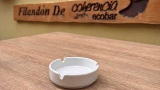 Ceniceros colocados en la terraza del Coherencia para concienciar sobre el cuidado de las calles. Ceniceros colocados en la terraza del Coherencia para concienciar sobre el cuidado de las calles.