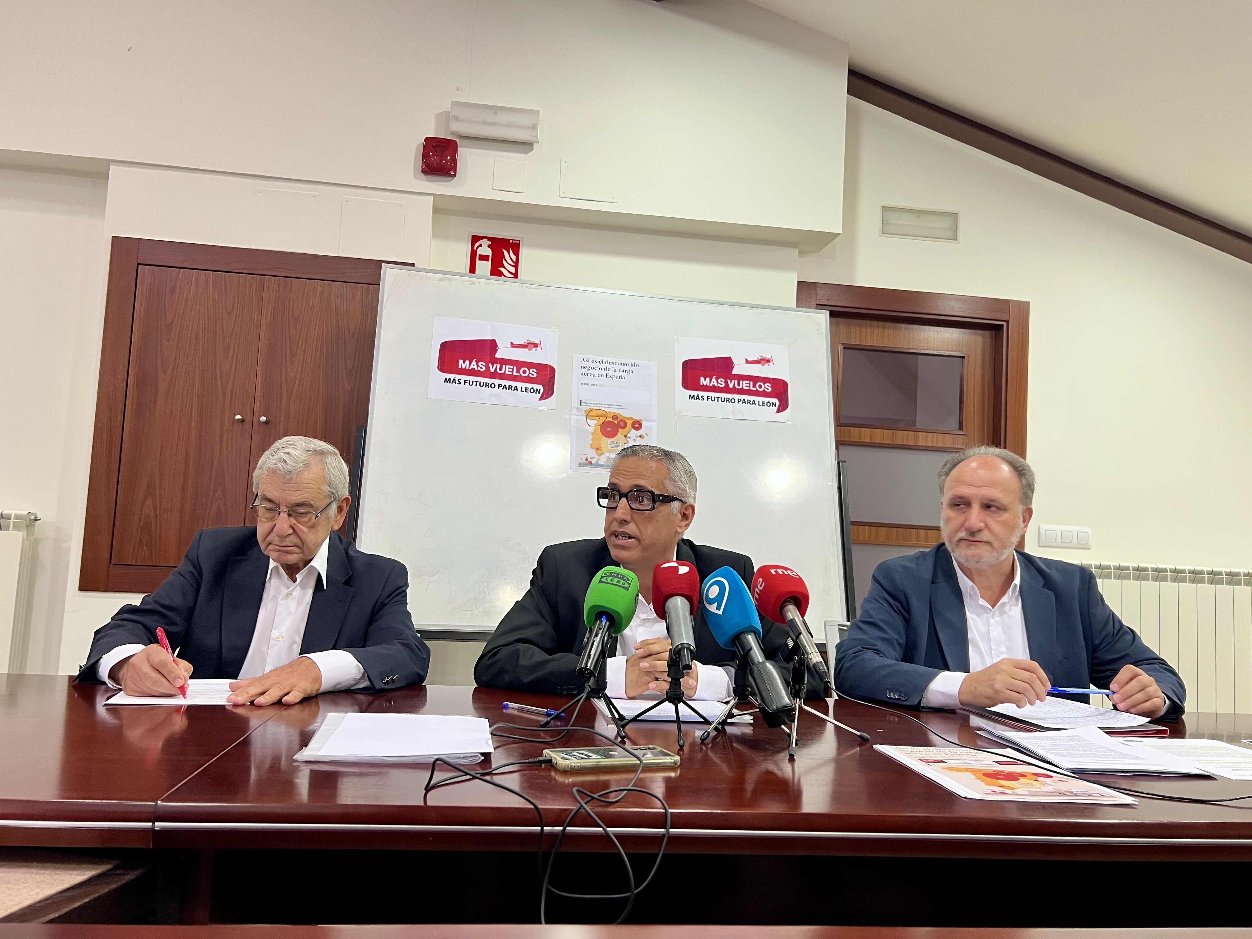 Rueda de prensa de la plataforma 'Más vuelos, más futuro para León'. | L.N.C.