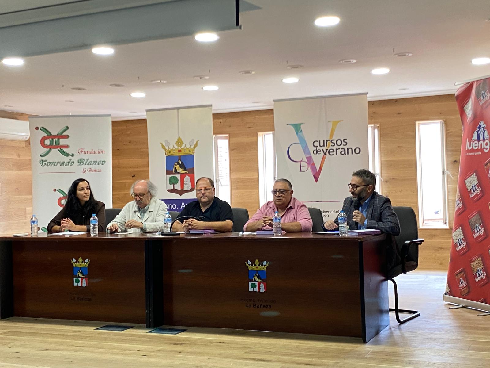 Un instante de la inauguración del curso universitario en torno a Antonio Colinas de La Bañeza. | L.N.C.