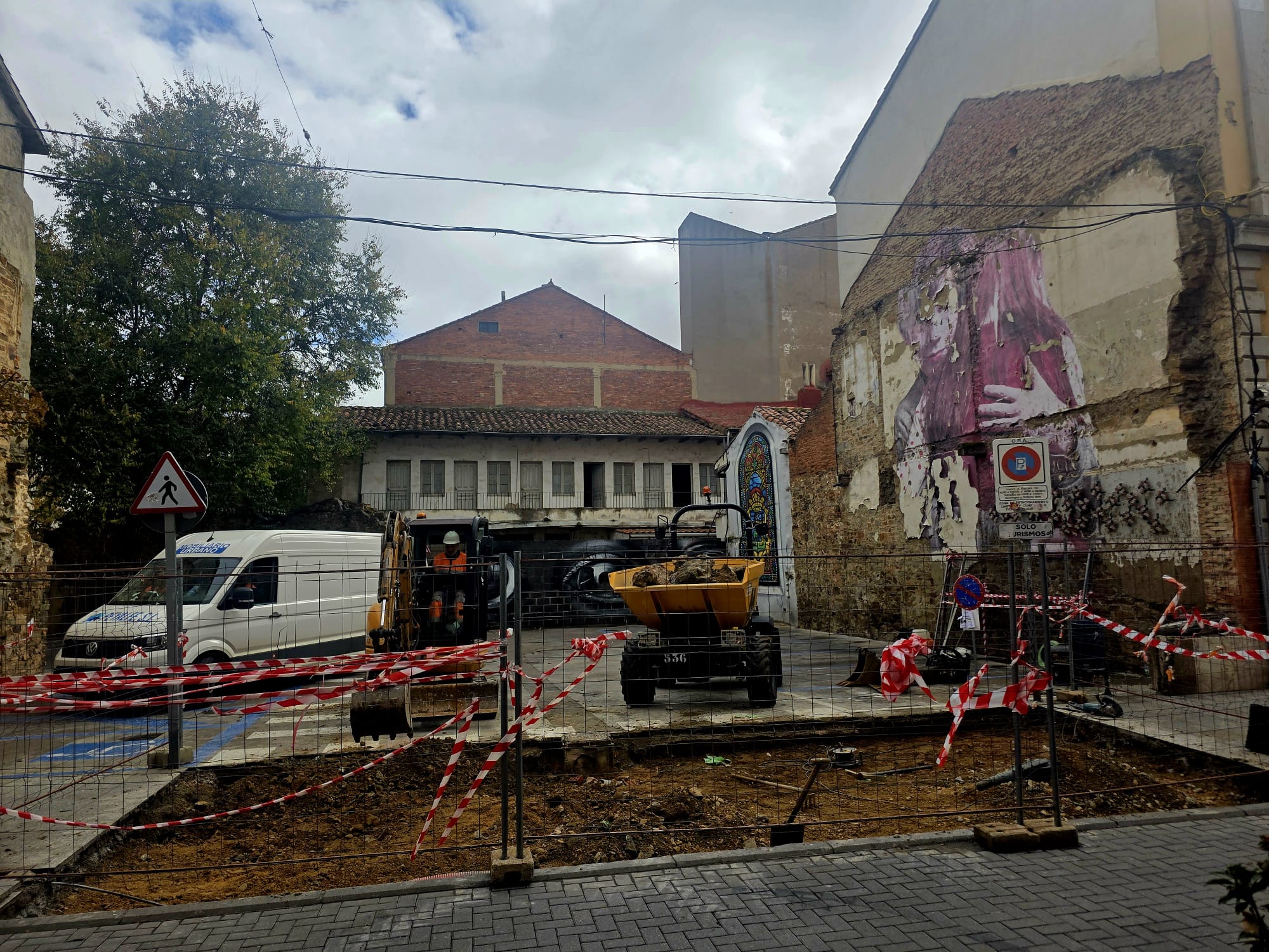 Obras justo al lado del Ayuntamiento de La Bañeza. | L.N.C.