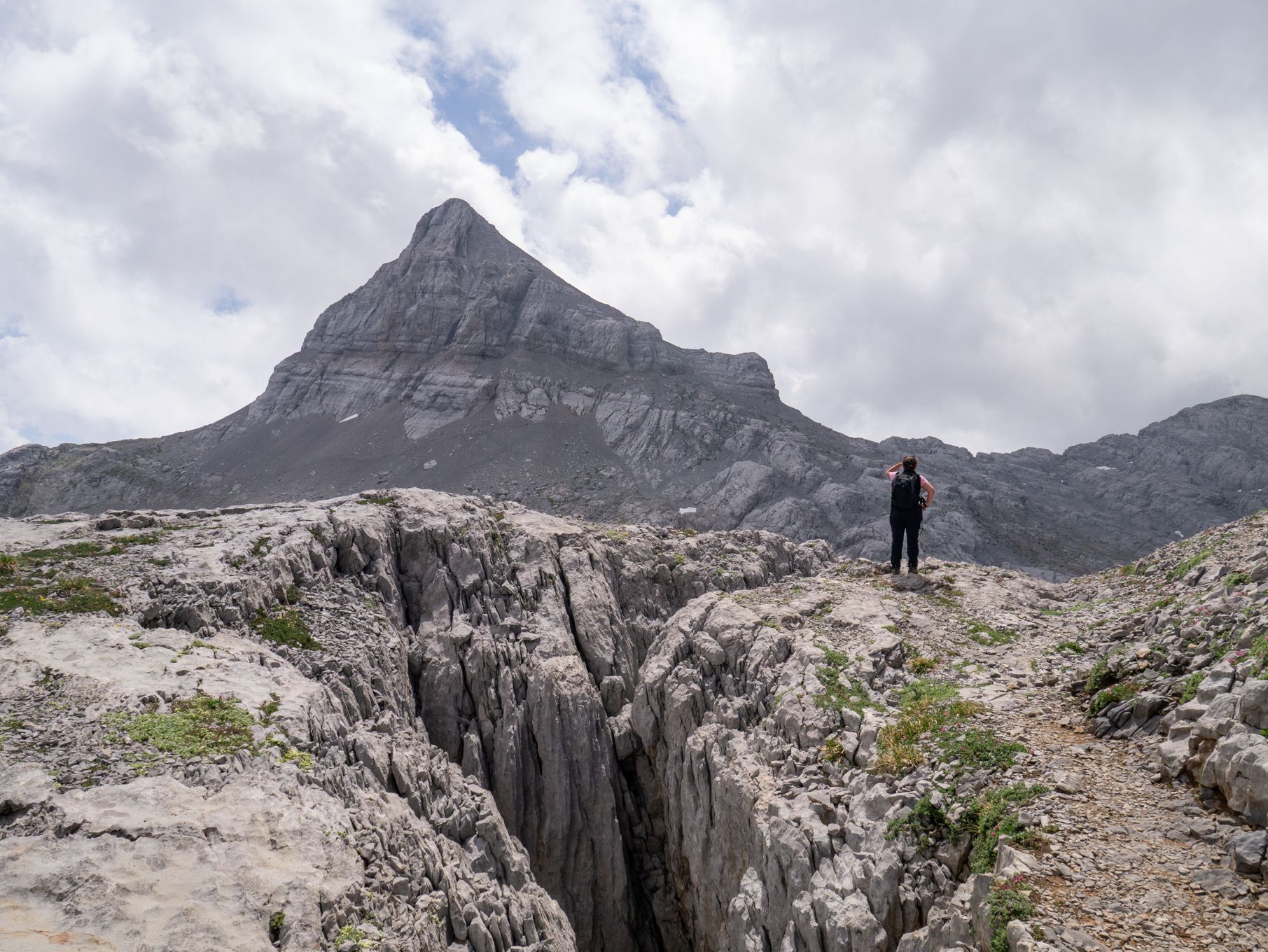 El pico Anie y la subida entre simas profundas. | VICENTE GARCÍA El pico Anie y la subida entre simas profundas. | VICENTE GARCÍA