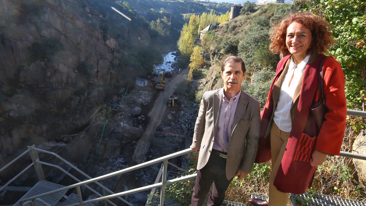 El presidente de la CHMS,Francisco Marín, y la alcadesa, Gloria Fernánde Merayo, en la Fuente del Azufre. | CÉSAR SÁNCHEZ (ICAL)