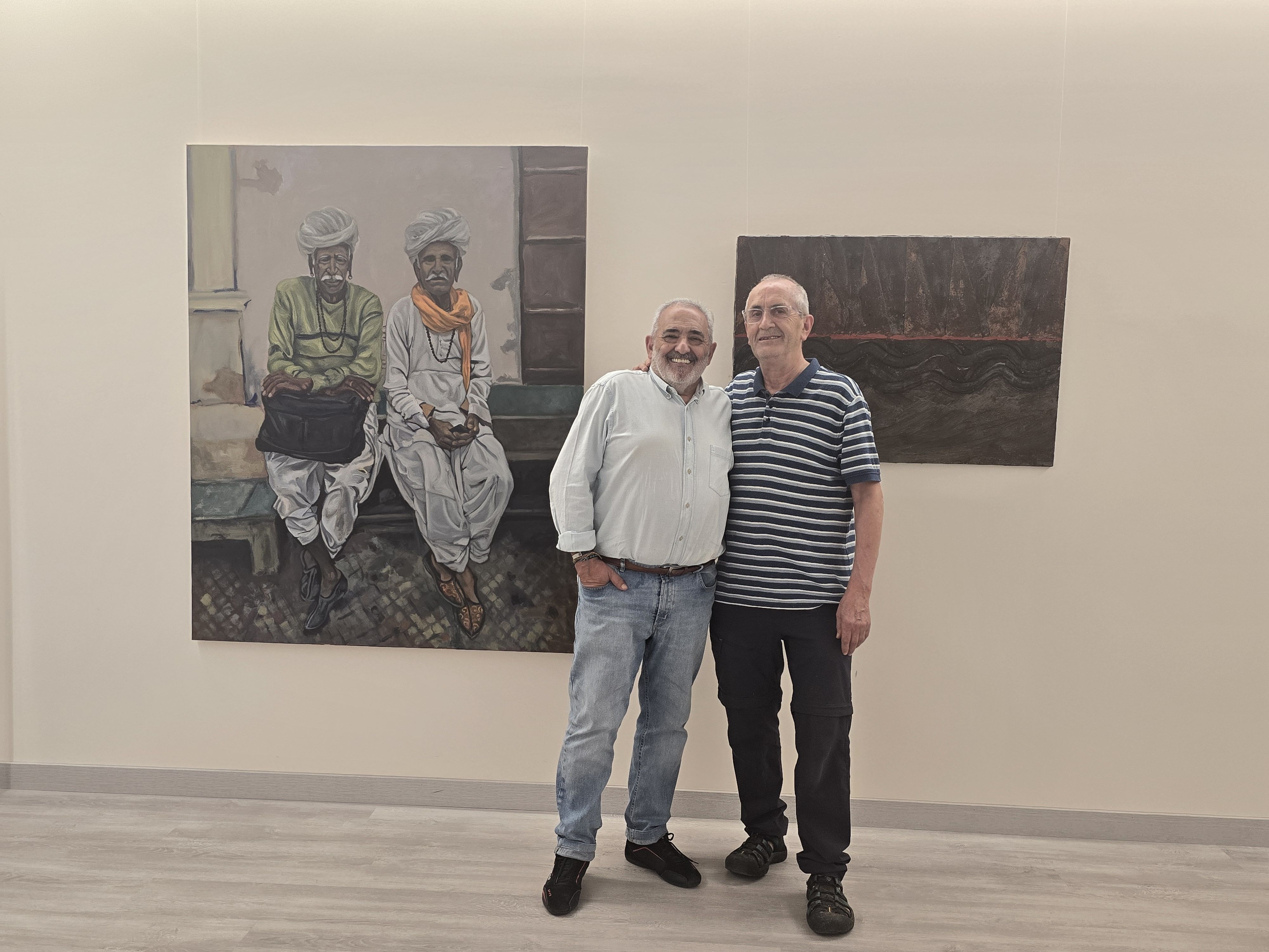 Ramón Villa y César Álvarez durante el montaje de la exposición. | L.N.C.