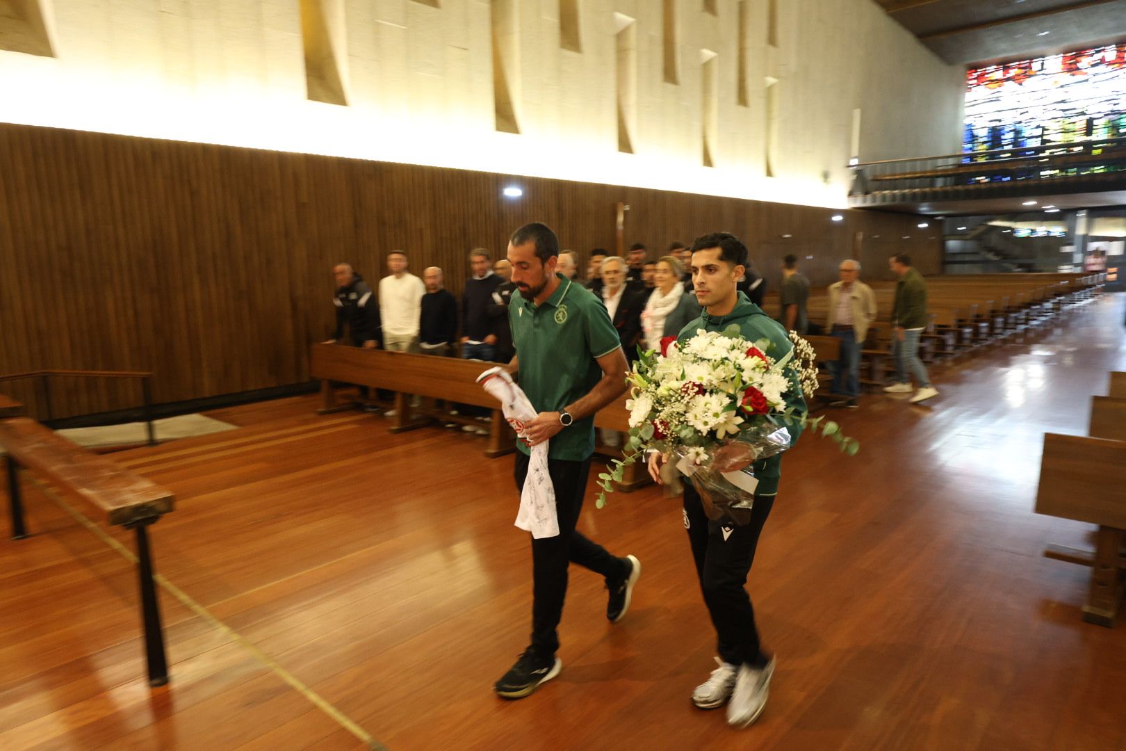 Bicho y Sergi Maestre acuden a hacer la ofrenda. | FERNANDO OTERO Bicho y Sergi Maestre acuden a hacer la ofrenda. | FERNANDO OTERO