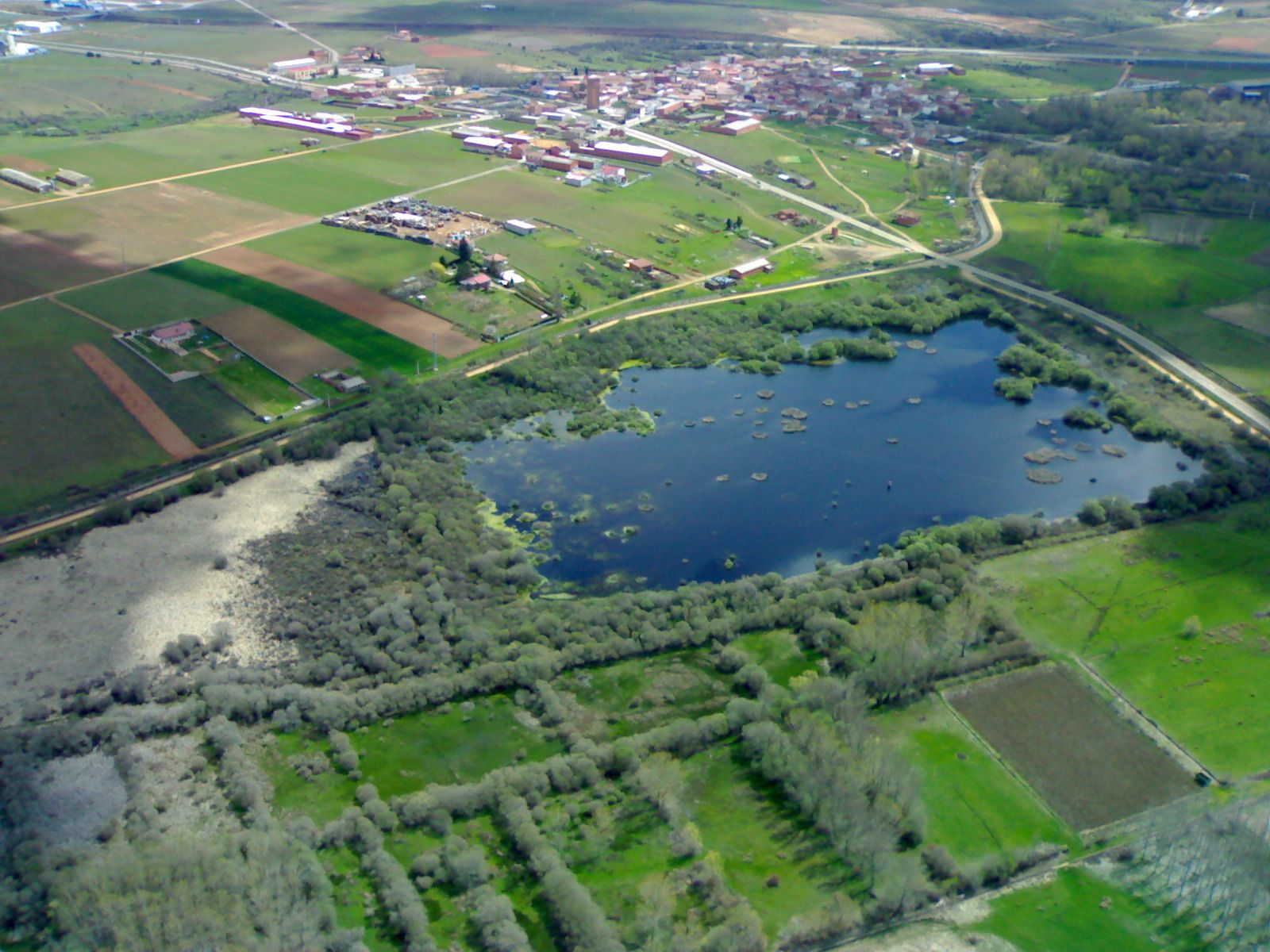 Vista aérea de la Laguna ‘El Estanque’ de Villadangos del Páramo. | L.N.C.