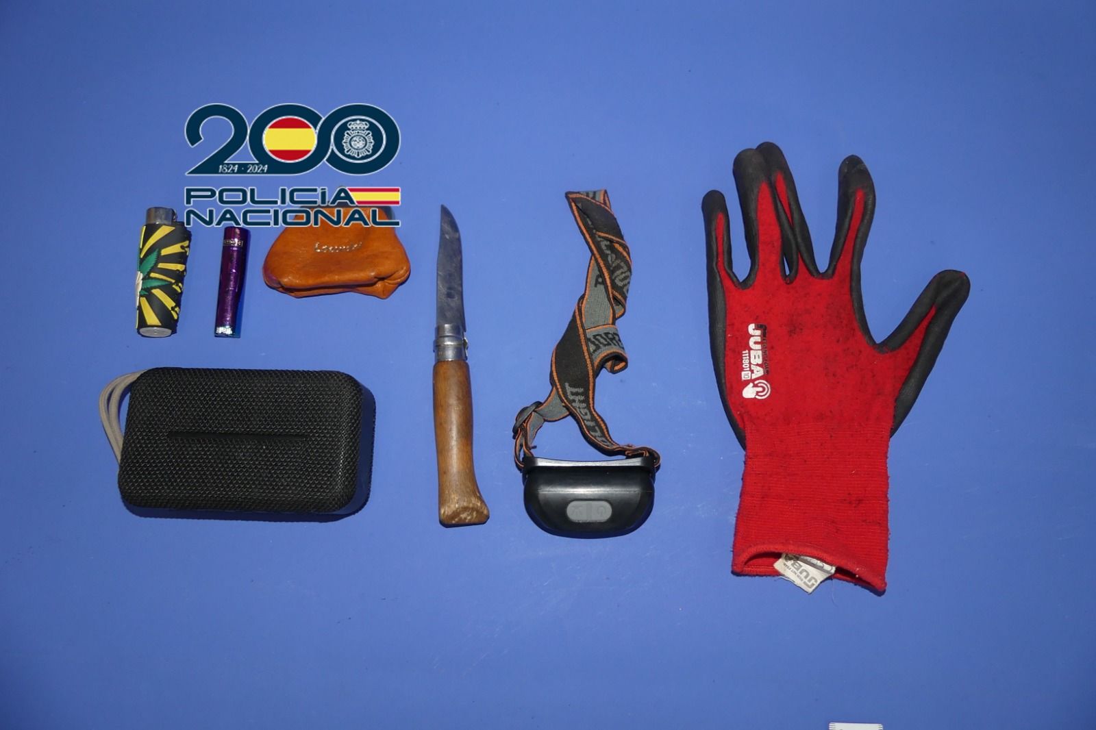 Material incautado con el que actuaba el detenido.