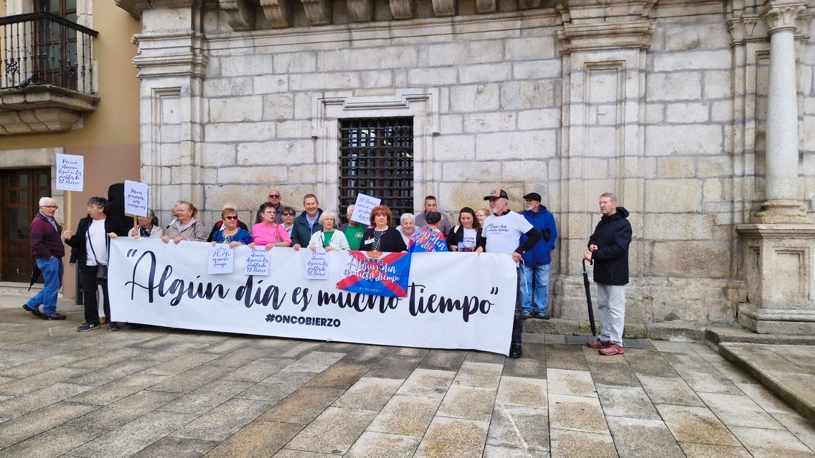 Oncobierzo en la movilización ante el Ayuntamiento de Ponferrada. | MAR IGLESIAS