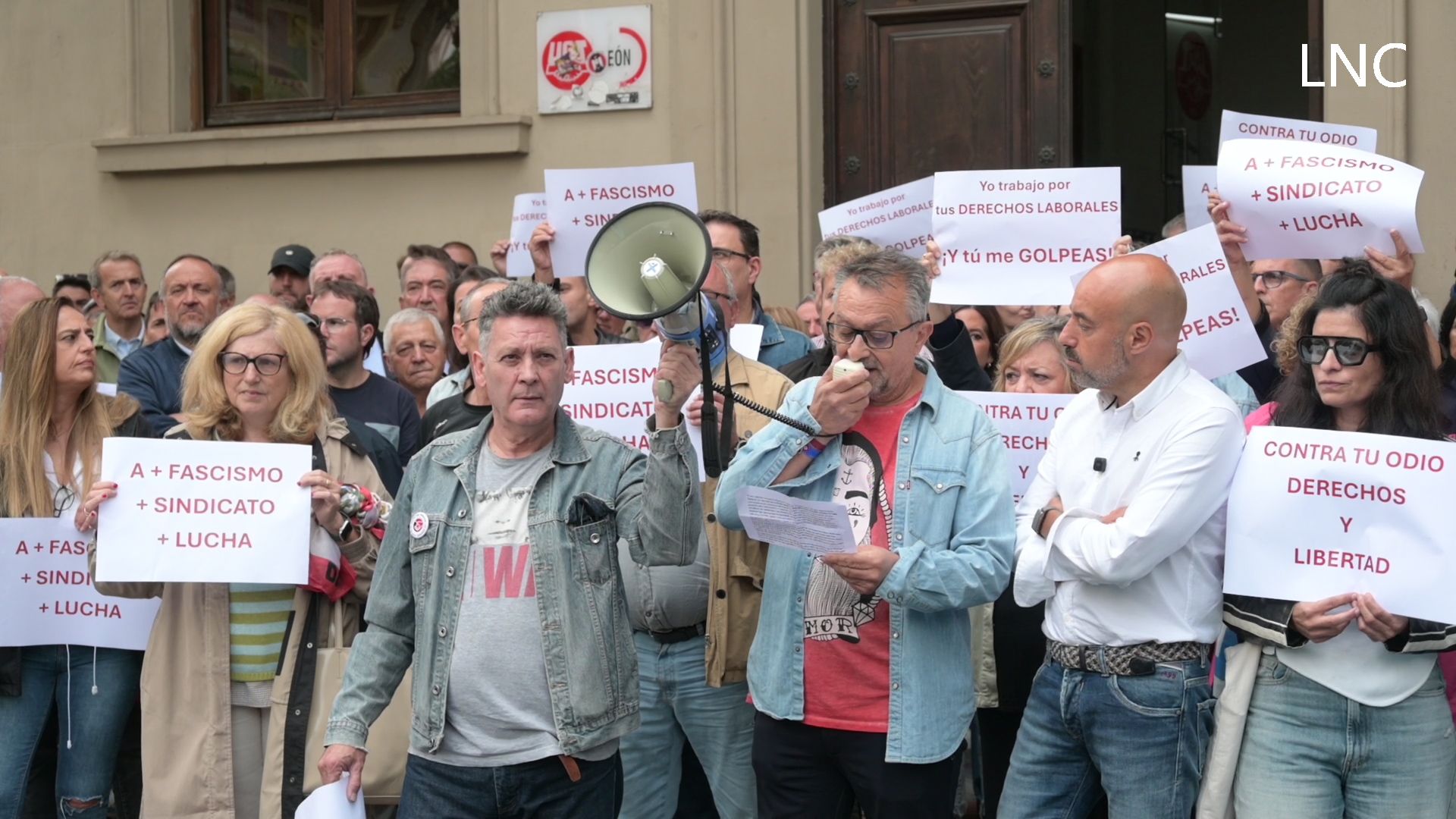 Decenas de leoneses muestran su rechazo a la agresión a una sindicalista: "Unidad frente al odio"