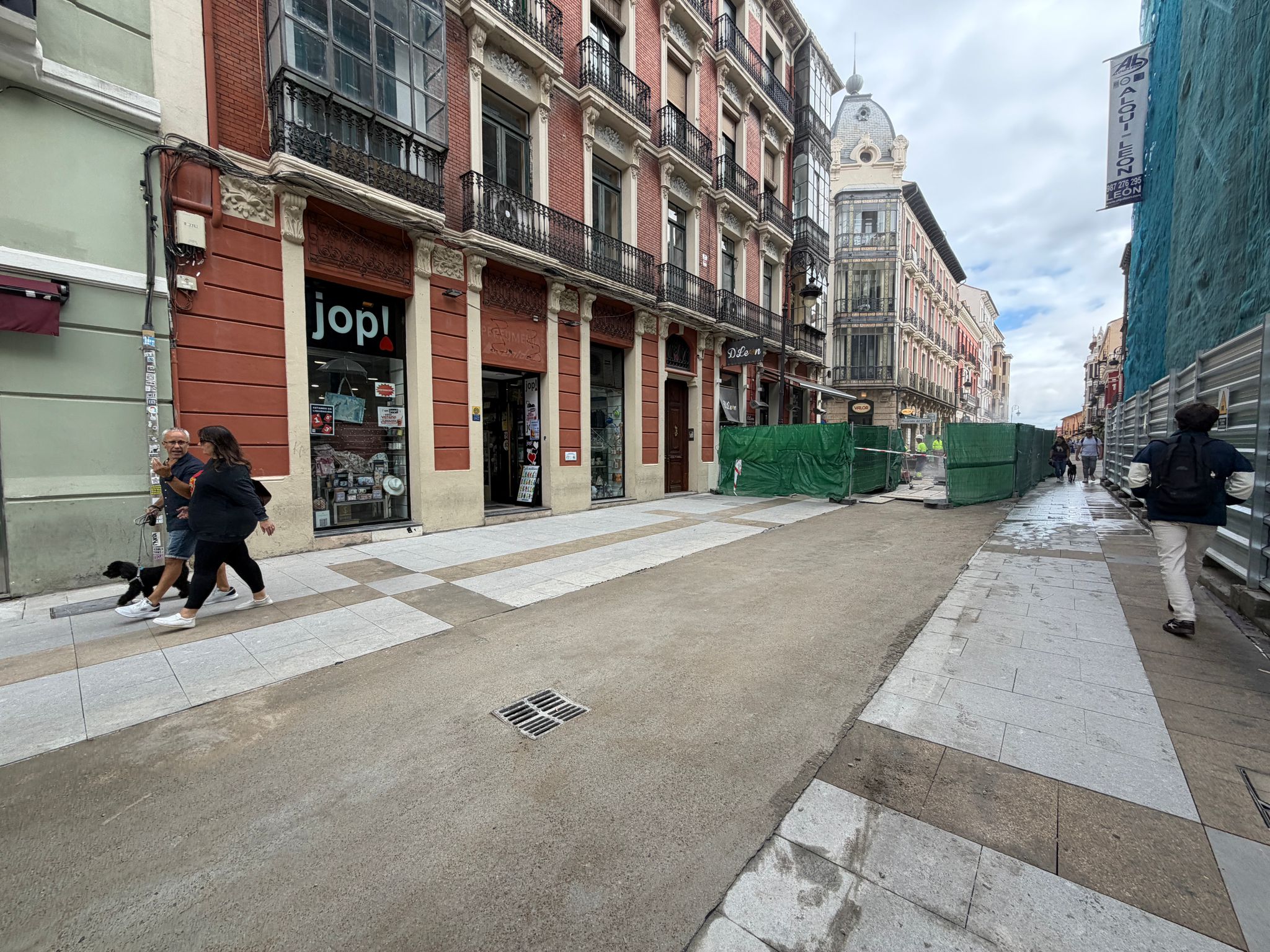 Cemento colocado sobre la calle Ancha de León | SAÚL ARÉN