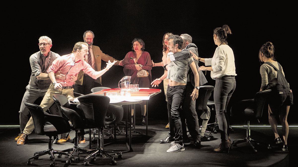 Los nueve componentes de la obra teatral de Luis Felipe Blasco Vilches ‘El jurado’, que hoy llega al Auditorio Ciudad de León.