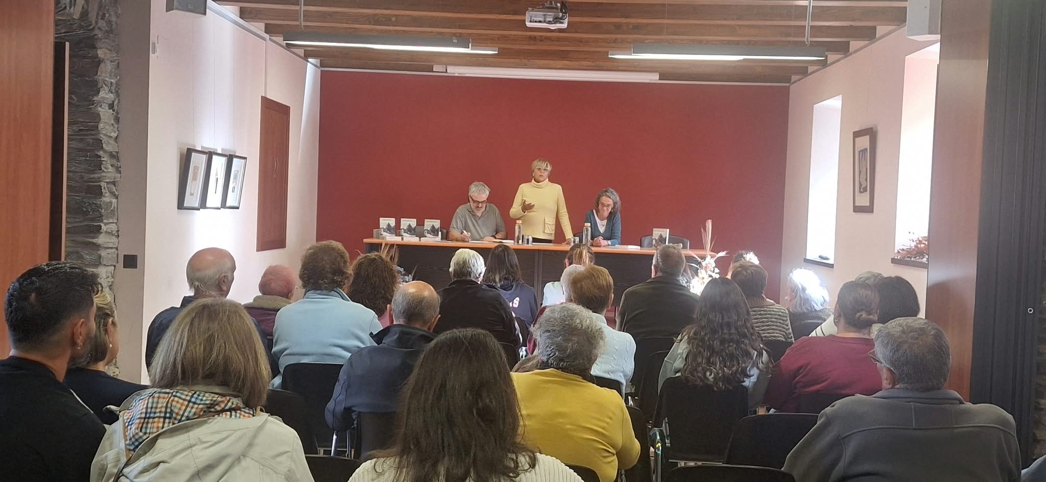 Un momento de la presentación de la novela en La Casona de Murias de Paredes.