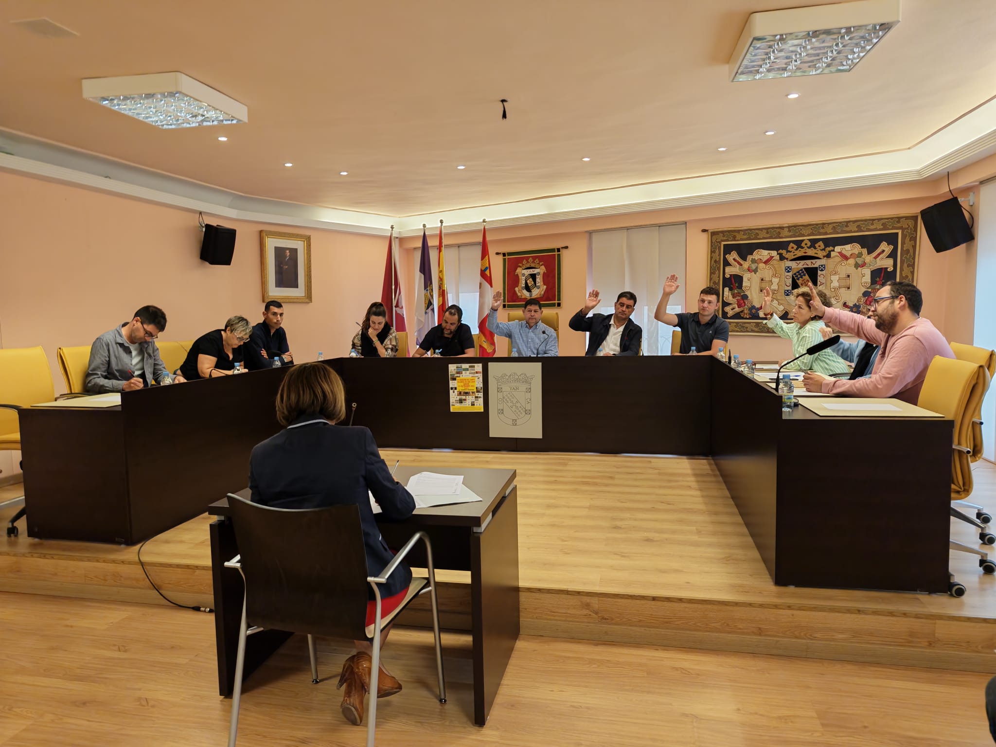 El equipo de gobierno de PP y UPL votando este viernes a favor de la aprobación. | L.N.C.