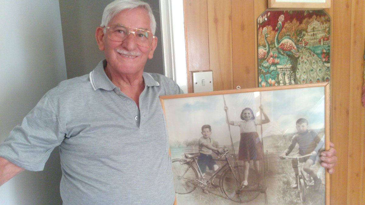 Paco Robles con una foto de los tres hermanos en la mano.