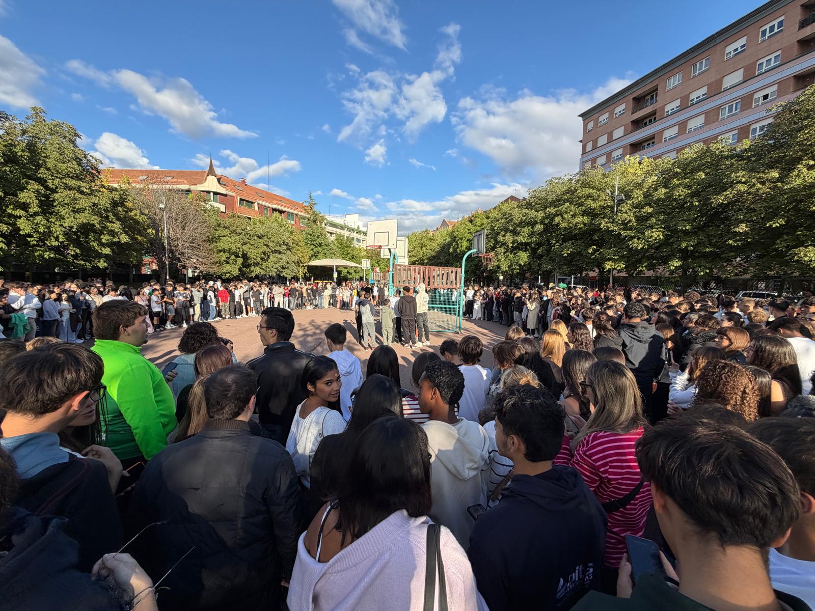 'Farmear aura', el fenómeno viral llega a León en el Parque del Tren. | SAÚL ARÉN