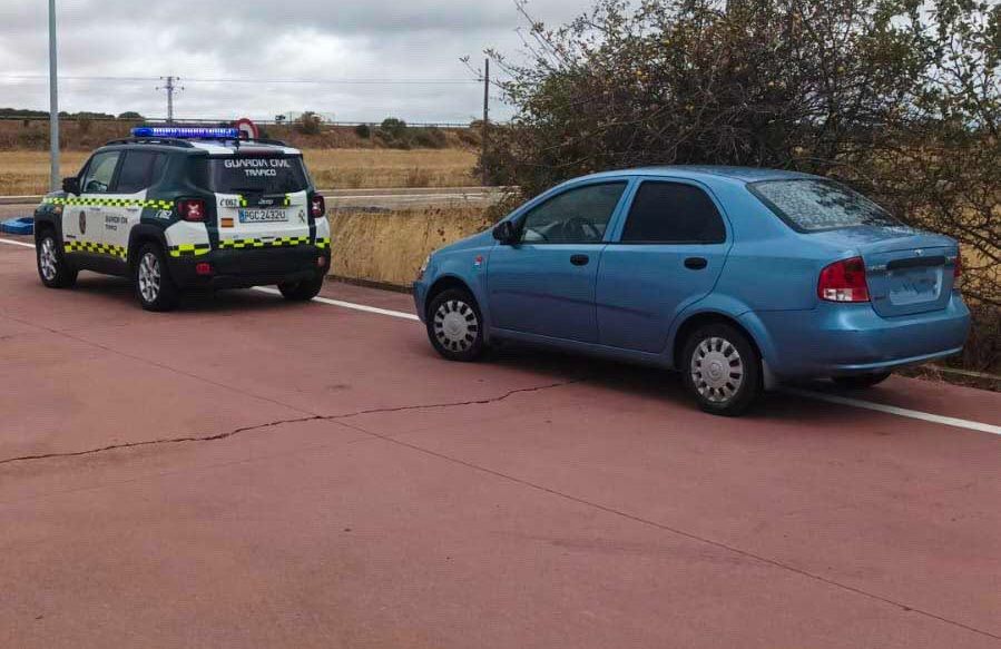 La Guardia Civil tras lograr interceptar al conductor. | GUARDIA CIVIL DE LEÓN