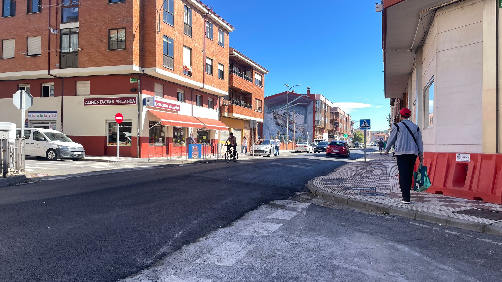 Reabierta la calle Real de Villaobispo tras los trabajos de mejora de la vía. | LAURA PASTORIZA