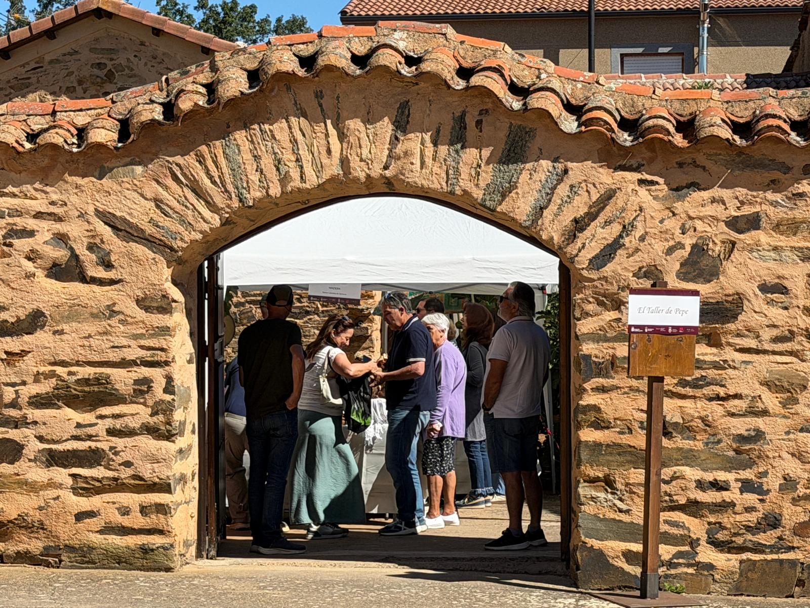 Feria de 'Patios con Arte' de Santa Colomba de Somoza. | SAÚL ARÉN