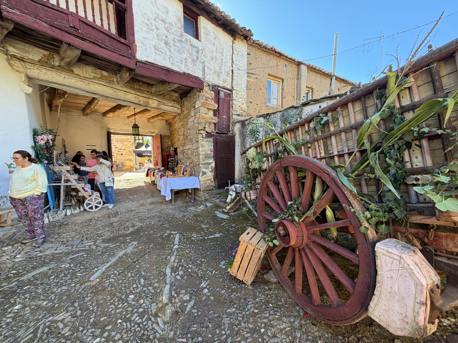 Feria de 'Patios con Arte' de Santa Colomba de Somoza. | SAÚL ARÉN