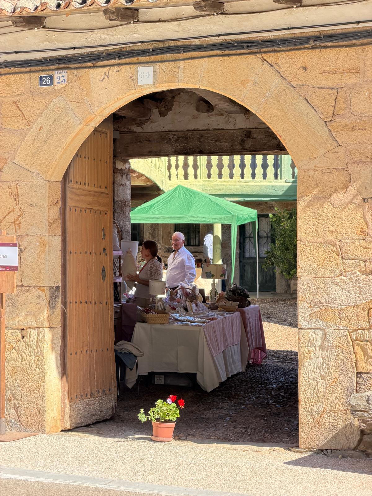 Feria de 'Patios con Arte' de Santa Colomba de Somoza. | SAÚL ARÉN