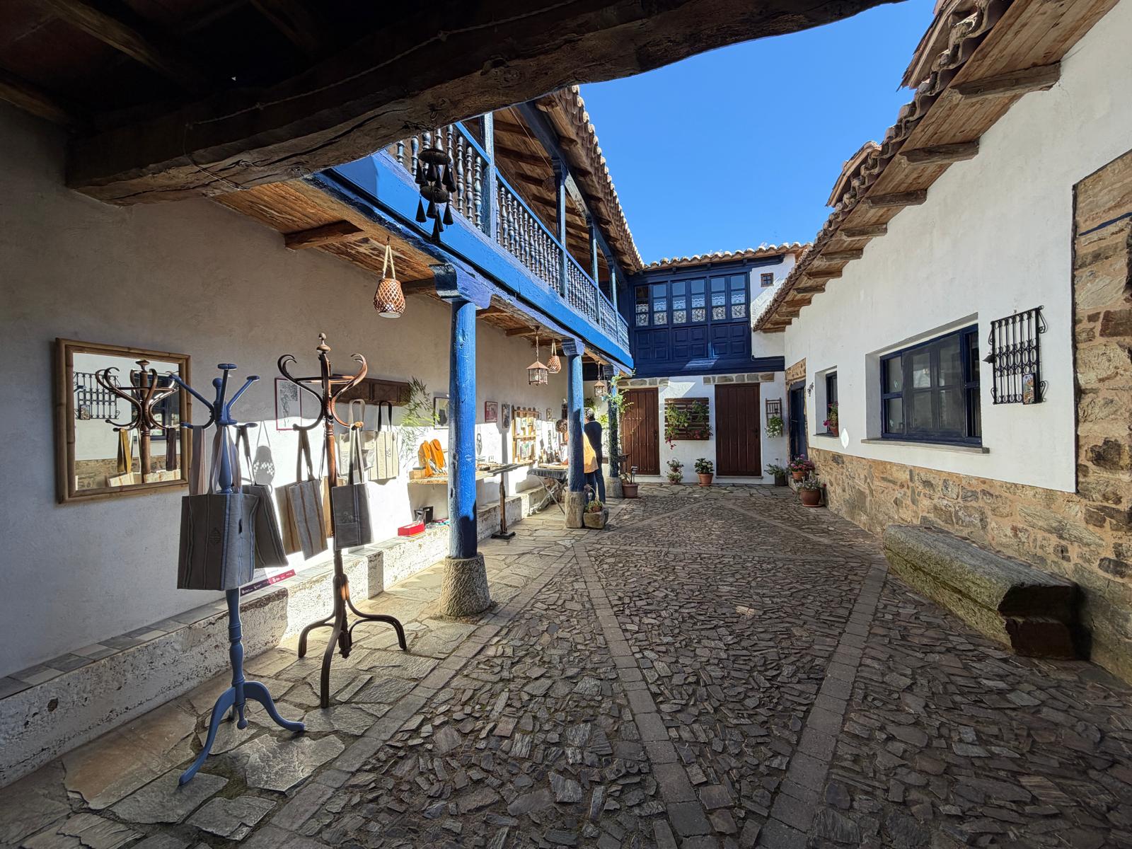 Feria de 'Patios con Arte' de Santa Colomba de Somoza. | SAÚL ARÉN