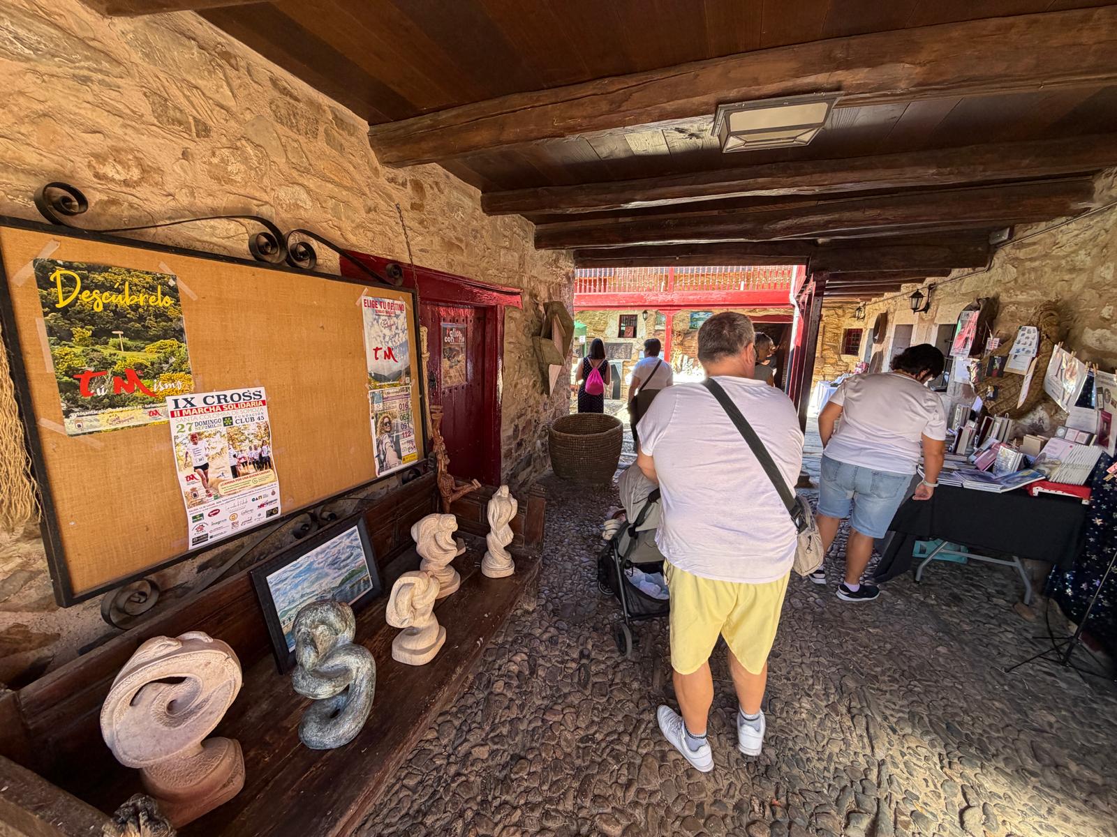 Feria de 'Patios con Arte' de Santa Colomba de Somoza. | SAÚL ARÉN