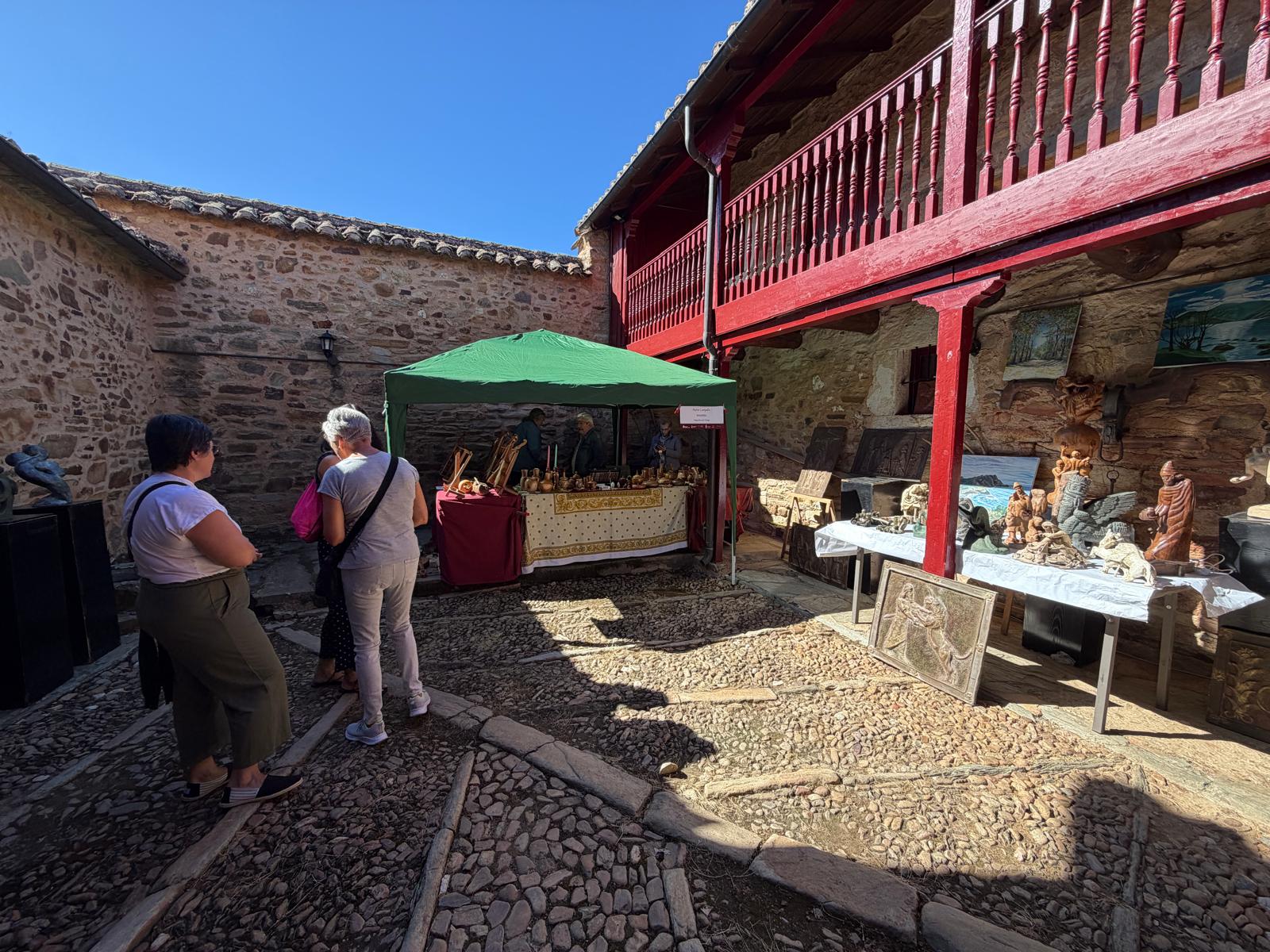 Feria de 'Patios con Arte' de Santa Colomba de Somoza. | SAÚL ARÉN