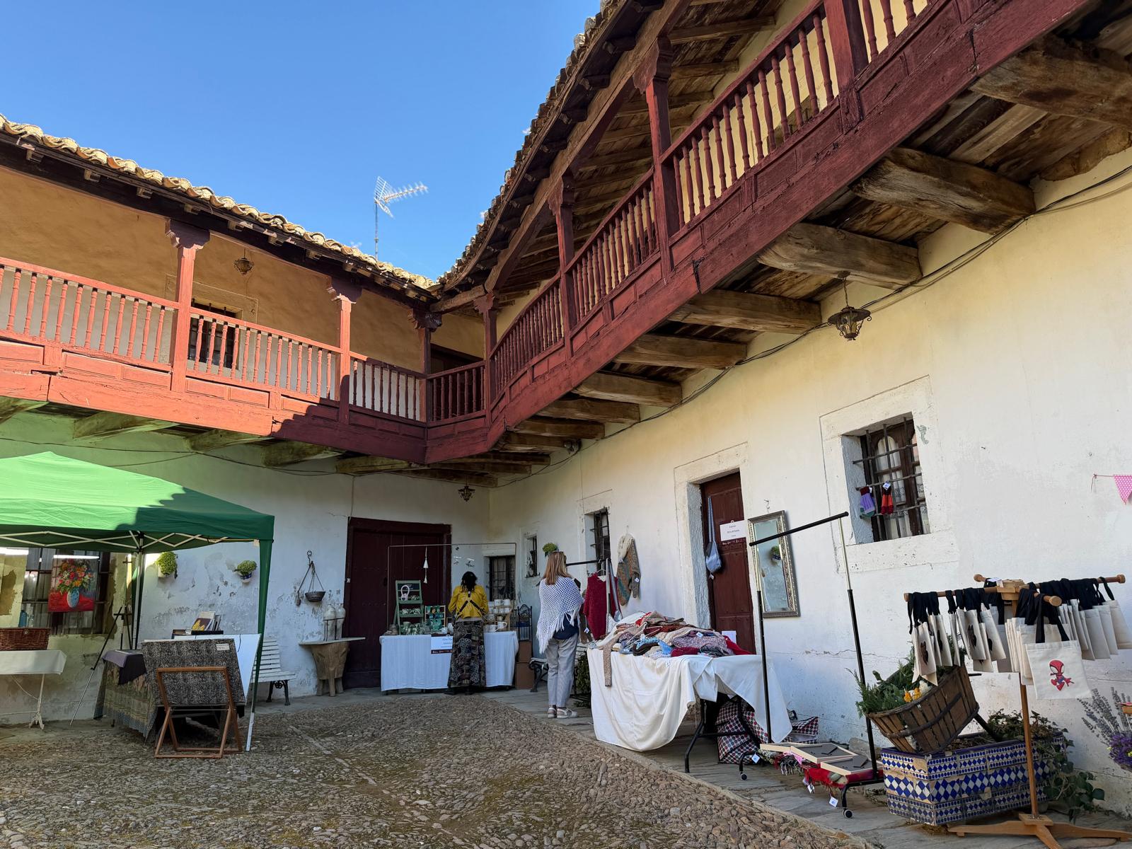 Feria de 'Patios con Arte' de Santa Colomba de Somoza. | SAÚL ARÉN