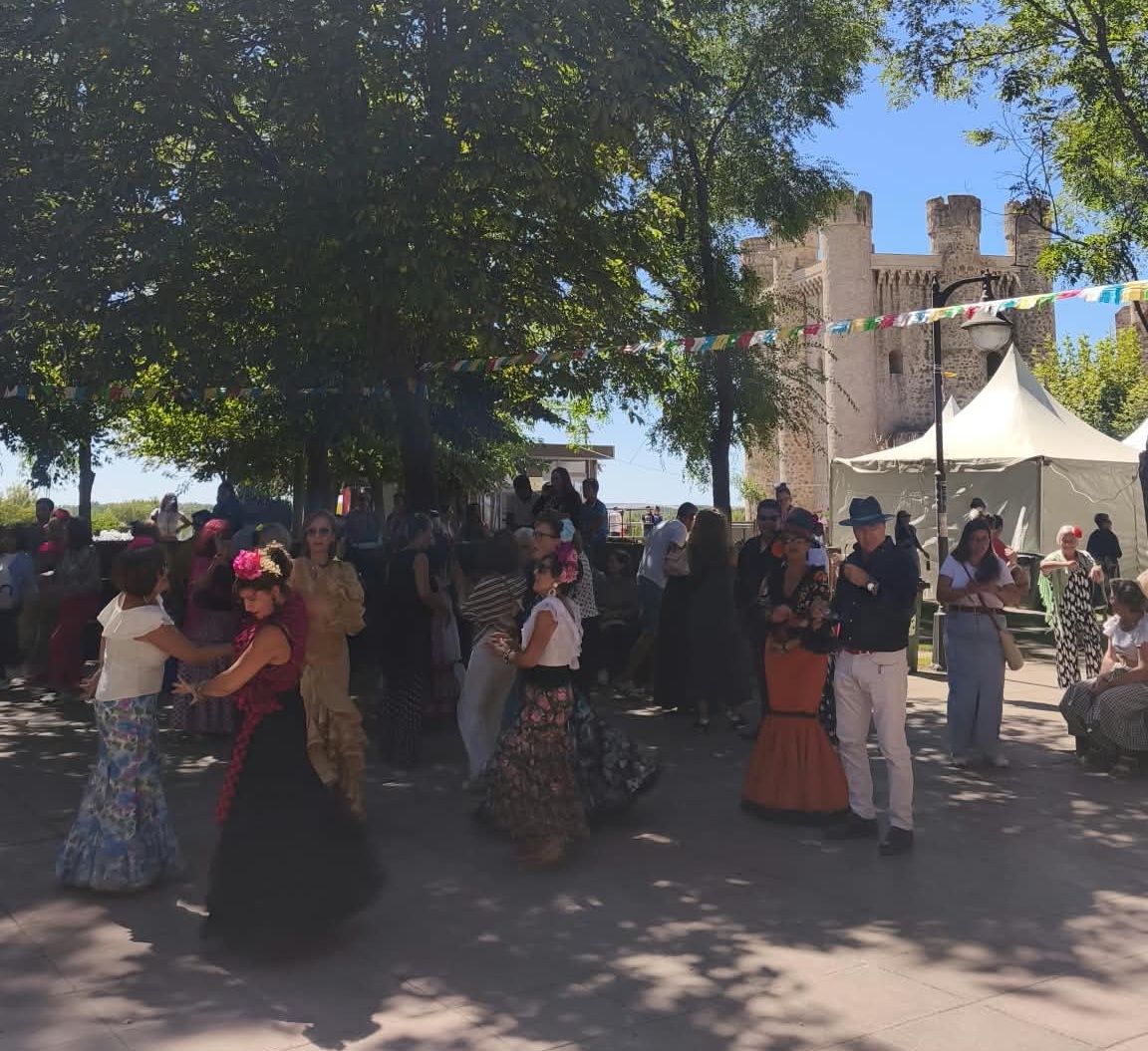 Baile de sevillanas durante la Feria Rociera en el Jardín de los Patos. | L.N.C.