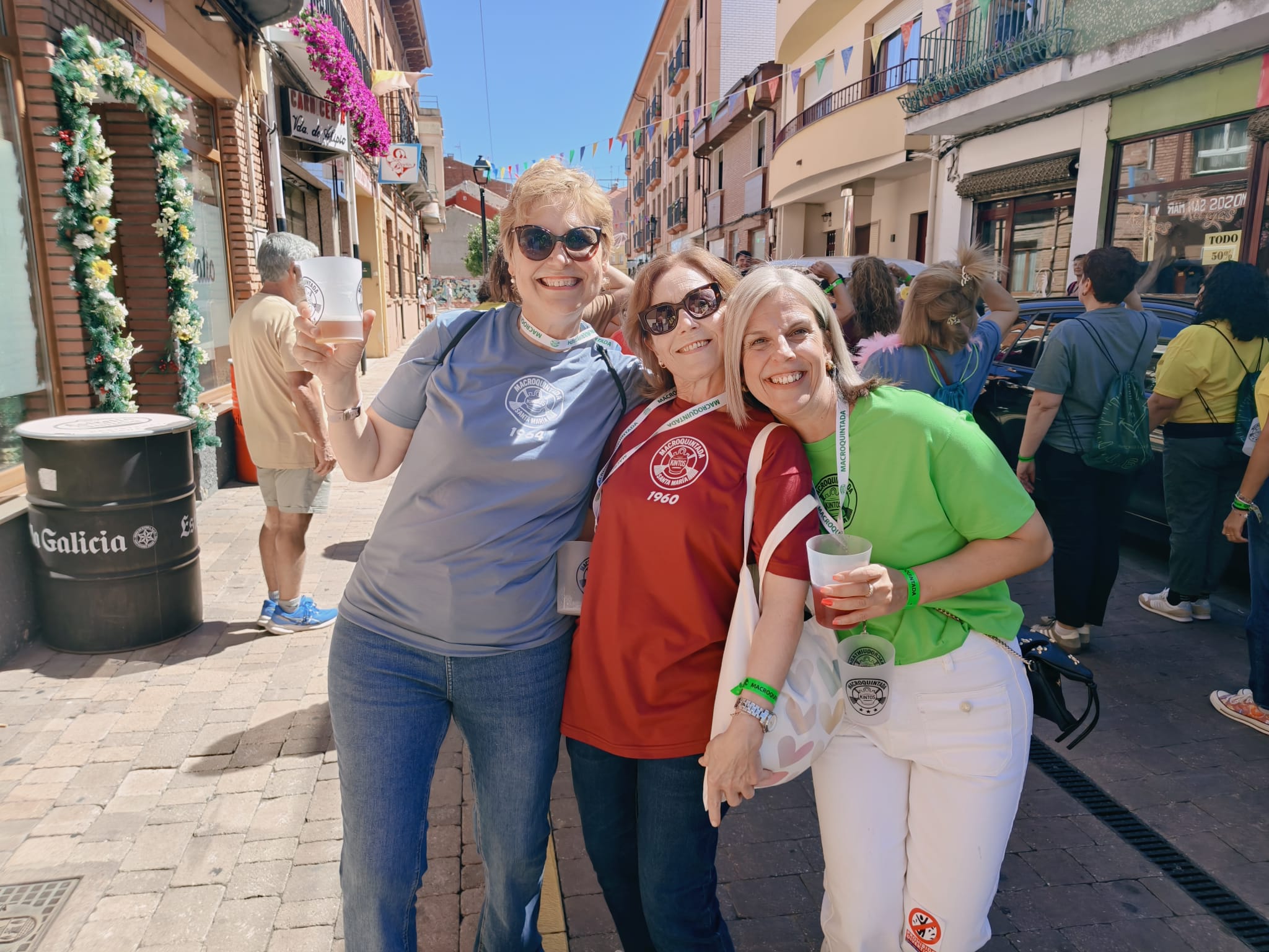Quintas de distintas edades disfrutando de la fiesta. | A. RODRÍGUEZ